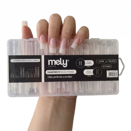 Caja plástica organizadora con la etiqueta negra de Mely Nails Sandwich Dual Forms conteniendo moldes transparentes para construcción de uñas.